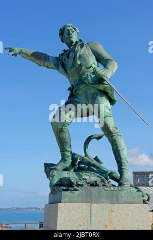 Frankreich, Ille-et-Vilaine, Saint-Malo intra-muros, Bronzestatue des Freibeuters Robert Surcouf im Cavalier-Garten auf den Wällen Stockfoto