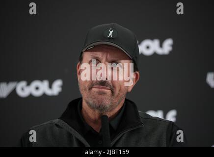 London, Großbritannien. 08.. Juni 2022. Der US-Amerikaner Phil Mickelson beantwortet Fragen der Medien auf einer Pressekonferenz zur ersten LIV Golf-Veranstaltung im Centurion Club in Hertfordshire am Mittwoch, den 08. Juni, 2022.die Veranstaltung ist umstritten, weil Golfer wie Dustin Johnson die PGA-Tour verlassen haben, um daran teilzunehmen, und weil sie mit saudiarabischem Geld finanziert wird. Foto von Hugo Philpott/UPI Credit: UPI/Alamy Live News Stockfoto