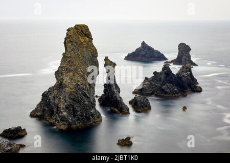 Frankreich, Morbihan, Belle Ile en mer, wilde Küste, Bangor, Les Aiguilles de Port Coton (Nadeln von Port-Coton) Stockfoto