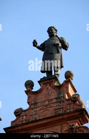 Frankreich, Haut Rhin, Colmar, Maison des Tetes von 1609, Giebel von einem kleinen cooper von Auguste Bartholdi überragt Stockfoto