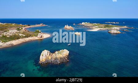 Frankreich, Côtes-d'Armor (22), Ile de Bréhat, mouillage au nord de l'île - au sud du phare du Paon (vue aérienne) Frankreich, Cotes d'Armor, Ile de Bréhat (Insel Brehat), Ankerplatz im Norden der Insel - südlich des Leuchtturms von Paon (Luftaufnahme) Stockfoto