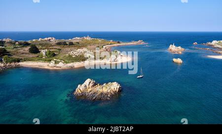 Frankreich, Côtes-d'Armor (22), Ile de Bréhat, mouillage au nord de l'île - au sud du phare du Paon (vue aérienne) Frankreich, Cotes d'Armor, Ile de Bréhat (Insel Brehat), Ankerplatz im Norden der Insel - südlich des Leuchtturms von Paon (Luftaufnahme) Stockfoto