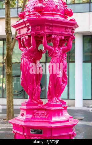 Frankreich, Paris, Wallace Brunnen in rosa gemalt, 3 Rue Jean Anouilh, 13. Stockfoto