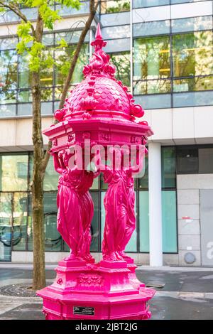 Frankreich, Paris, Wallace Brunnen in rosa gemalt, 3 Rue Jean Anouilh, 13. Stockfoto