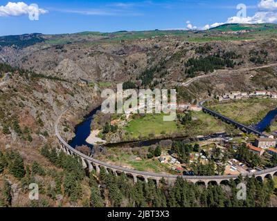 Frankreich, Haute-Loire, Cevenol-Bahnlinie, Chapeauroux-Viadukt oder Nouveau Monde-Viadukt, im Hintergrund das Thordviadukt (Luftaufnahme) Stockfoto