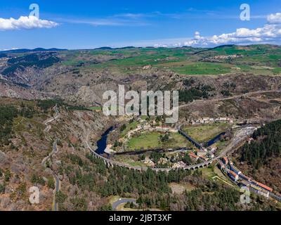 Frankreich, Haute-Loire, Cevenol-Bahnlinie, Viadukt Chapeauroux oder Viadukt Nouveau Monde, im Hintergrund die Viadukte Thord, Bassette und Saint-Christophe, Allier-Tal (Luftaufnahme) Stockfoto