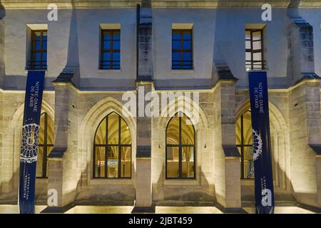 Frankreich, Paris, College des Bernardins, die erweiterte Ausstellung von Notre Dame de Paris, die seine Geschichte nachverfolgt und hinter die Kulissen seiner Restaurierung geht, Detail der Fassade bei Nacht Stockfoto