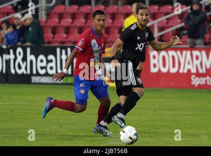 WASHINGTON, DC, USA - 07. JUNI 2022: Xelaju-Verteidiger William Cardoza (26) und DC United-Verteidiger Hayden Sargis (20) jagen den Ball während eines Capital Cup-Spiels zwischen D.C United (USA) und Xelaju (GUA) am 07 2022. Juni im Audi-Feld in Washington, DC. (Foto von Tony Quinn-Alamy Live News) Stockfoto