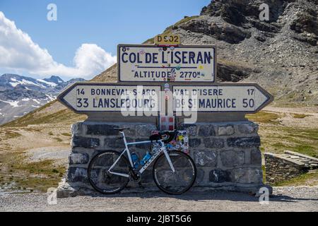 Frankreich, Savoie, Nationalpark Vanoise, Val-d'Isère, Beschilderung zum Col de l'Iseran (2770 m) auf der Route des Grandes Alpes Stockfoto