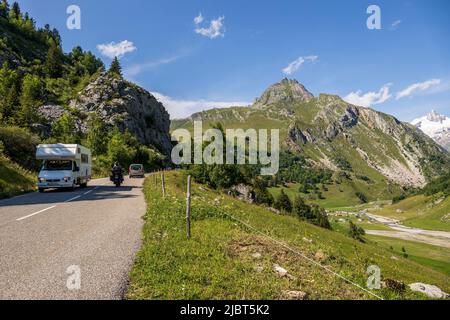 Frankreich, Savoie, Bourg-Saint-Maurice, Blick von der Route des Grandes Alpes auf den Südhang des Passes Cormet de Roselend auf das Chapieux-Tal und die Aiguille des Glaciers (3816 m) im Hintergrund Stockfoto