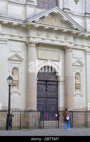 Frankreich, Loire Atlantique, Nantes, Bouffay, Kirche Sainte Croix, Fassade aus dem 17.. Jahrhundert im klassischen Stil mit Säulen und antiken Giebeln Stockfoto