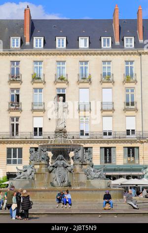 Frankreich, Loire Atlantique, Nantes, Place Royale, Platz, entworfen vom Architekten Mathurin Crucy am Ende des 18.. Jahrhunderts mit seinem Brunnen von 1865, der den Fluss und die maritime Berufung der Stadt symbolisiert und Fassaden klassischer Architektur Stockfoto