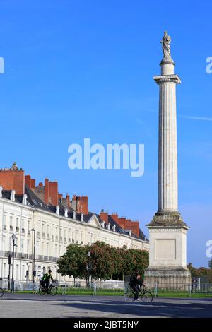 Frankreich, Loire Atlantique, Nantes, Place Marechal Foch, Radfahrer auf dem Platz im 18.. Jahrhundert mit der Louis XVI Säule in der Mitte entworfen Stockfoto