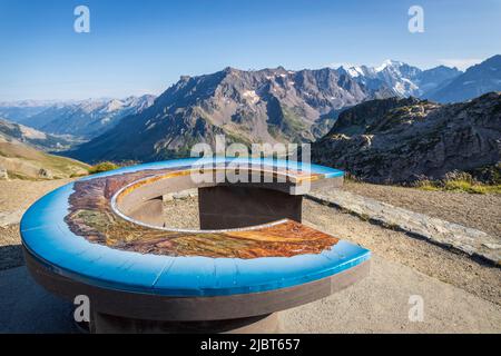 Frankreich, Hautes-Alpes, Ecrins-Nationalpark, Le Monêtier-les-Bains, Blick vom Ausrichtungstisch des Col du Galibier (2642 m) auf das Massif de la Meije und das dahinter liegende Guisane-Tal Stockfoto