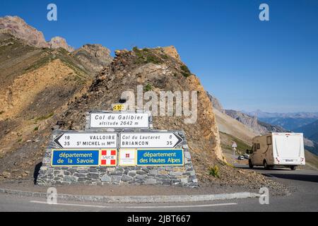 Frankreich, Hautes-Alpes, Nationalpark Ecrins, Le Monêtier-les-Bains, Col du Galibier (2642 m), Route des Grandes Alpes, Blick auf den Pass mit der Passage der Straße Stockfoto