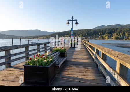 Rocky Point Park während der Sonnenuntergangszeit. Langer Pier über dem Meer. Port Moody, British Columbia, Kanada. Stockfoto