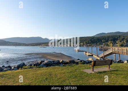 Rocky Point Park während der Sonnenuntergangszeit. Langer Pier über dem Meer. Port Moody, British Columbia, Kanada. Stockfoto