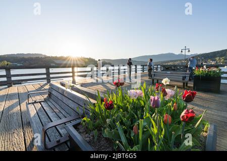 Rocky Point Park während der Sonnenuntergangszeit. Langer Pier über dem Meer. Port Moody, British Columbia, Kanada. Stockfoto