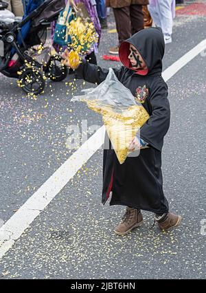 Kinder streut Konfetti, Karneval in der Stadt Luzern, Schweiz Stockfoto