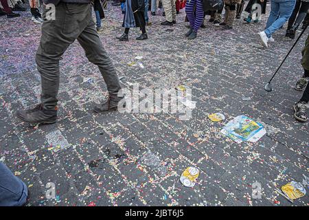 Straße mit Konfetti bedeckt, Karneval in der Stadt Luzern, Schweiz Stockfoto