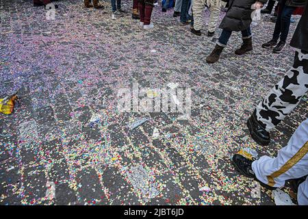 Straße mit Konfetti bedeckt, Karneval in der Stadt Luzern, Schweiz Stockfoto