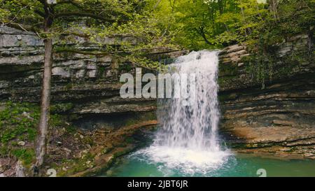 Blick auf einen wunderschönen Wasserfall in der Nähe des Okatse Canyon, Georgien, Kaukasus. Hochwertige Fotos Stockfoto