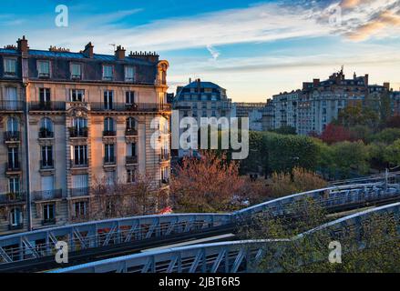 Frankreich, Paris (75), Boulevard de Grenelle, Sonnenaufgang über den Haussmann-Gebäuden, Metro-Luftlinie zum Eiffelturm Stockfoto