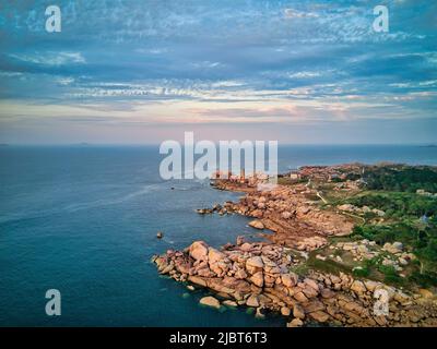 Frankreich, Côtes d'Armor, Perros Guirec, Ploumanac'h, Pink Granite Coast, Pointe de Squewel, auf dem Douaniers-Pfad oder dem Weitwanderweg GR 34, Tagesausklang auf dem Leuchtturm Ploumanac'h oder dem Leuchtturm Mean Ruz (Luftaufnahme) Stockfoto