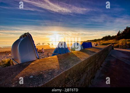 Frankreich, Finistere, Fouesnant, Pointe de Mousterlin, Sonnenuntergang am Strand von Mousterlin, geselliger Moment und Aperitif am Strand zwischen jungen Leuten Stockfoto