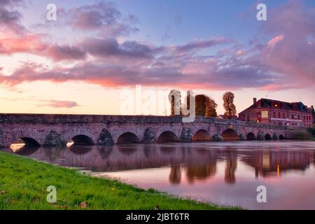 Frankreich, Ille et Vilaine, Pont Rean, Brücke von Pont-Réan über dem Fluss Vilaine bei Sonnenuntergang Stockfoto