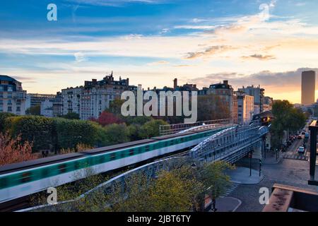 Frankreich, Paris (75), Boulevard de Grenelle, Sonnenaufgang über den Haussmann-Gebäuden, Metro-Luftlinie zum Eiffelturm, Montparnasse-Turm im Hintergrund Stockfoto