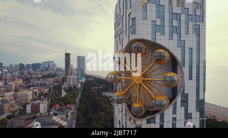 05.15.2022 - Batumi. Georgia Luftaufnahme des Technological University Tower in Batumi, Autonome Republik Adjara, Georgien. Hochwertige Fotos Stockfoto