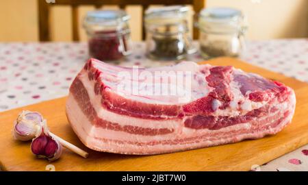 Kochen traditionelle hausgemachte Schmalz mit Gewürzen. Schweinebauch mit Schicht an Bord Stockfoto