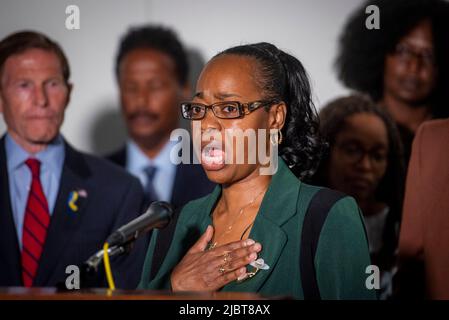 Washington, USA, 07/06/2022, Kimberly Salter, links, Ehefrau von Tops Security Guard Aaron Salter, Jr., Der in Buffalo, New York, verstorben ist, gibt am Dienstag, den 7. Juni 2022, im Hart Senate Office Building in Washington, DC, im Anschluss an eine Anhörung des Senatsausschusses zur Untersuchung der Bedrohung durch den inländischen Terrorismus nach dem Buffalo-Angriff eine Stellungnahme ab. Foto von Rod Lampey/CNP/ABACAPRESS.COM Stockfoto