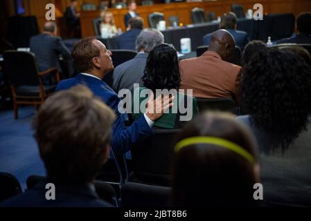 Washington, USA, 07/06/2022, Kimberly Salter, Zentrum, Ehefrau von Tops Security Guard Aaron Salter, Jr., Wer in Buffalo, New York, starb, wird am Dienstag, den 7. Juni 2022, im Hart Senate Office Building in Washington, DC, während einer Anhörung des Senatsausschusses zur Untersuchung der Bedrohung durch den inländischen Terrorismus nach dem Angriff von Buffalo getröstet. Foto von Rod Lampey/CNP/ABACAPRESS.COM Stockfoto