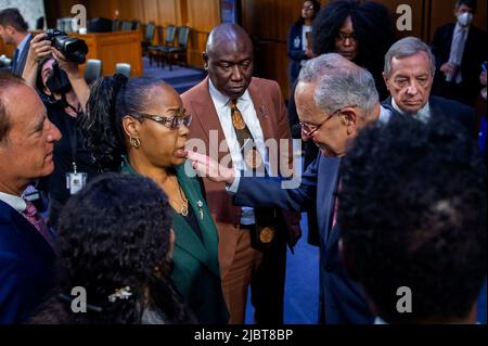 Washington, USA, 07/06/2022, Kimberly Salter, links, Frau des Tops-Sicherheitswachers Aaron Salter, Jr., der in Buffalo, New York, starb, bittet Tops-Supermarkt, Massenschießerei zu schießen, den Mehrheitsführer des US-Senats, Chuck Schumer (Demokrat von New York), um Recht, „etwas zu tun“, Nach einer Anhörung des Senatsausschusses zur Untersuchung der Bedrohung durch den inländischen Terrorismus nach dem Angriff von Buffalo im Hart Senate Office Building in Washington, DC, Dienstag, den 7. Juni 2022. Foto von Rod Lampey/CNP/ABACAPRESS.COM Stockfoto