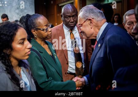 Washington, USA, 07/06/2022, Kimberly Salter, links, Frau des Tops-Sicherheitswachers Aaron Salter, Jr., der in Buffalo, New York, starb, bittet Tops-Supermarkt, Massenschießerei zu schießen, den Mehrheitsführer des US-Senats, Chuck Schumer (Demokrat von New York), um Recht, „etwas zu tun“, Nach einer Anhörung des Senatsausschusses zur Untersuchung der Bedrohung durch den inländischen Terrorismus nach dem Angriff von Buffalo im Hart Senate Office Building in Washington, DC, Dienstag, den 7. Juni 2022. Foto von Rod Lampey/CNP/ABACAPRESS.COM Stockfoto