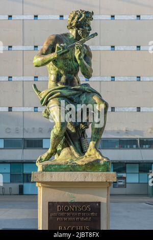 Frankreich, Herault, Montpellier, Antigone, Bezirk, entworfen vom katalanischen Architekten Ricardo Bofill im Jahr 1978, Kopie der Statue des Dionysos von Antoine Coysevox (1640-1720) Stockfoto