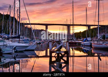 Frankreich, Côtes d'Armor, Bucht von Saint Brieuc, Saint Brieuc, Sonnenuntergang über dem Hafen von Legué und den Booten, durchquert von der Nationalstraße Viaduc du Gouët 12 Stockfoto