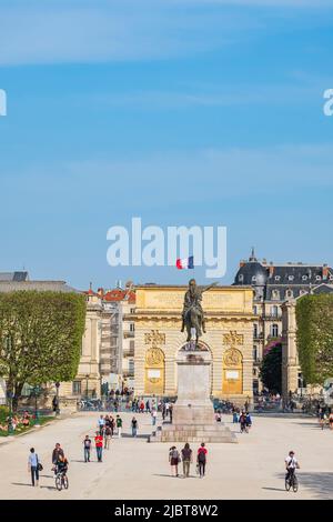 Frankreich, Herault, Montpellier, Place Royale oder Promenade du Peyrou, Triumphbogen oder Peyrou-Tor und die Reiterstatue von Ludwig XIV Stockfoto