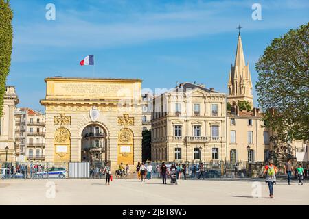 Frankreich, Herault, Montpellier, Place Royale oder Promenade du Peyrou, Triumphbogen oder Peyrou-Tor, Sainte-Anne-Kirche im Hintergrund Stockfoto