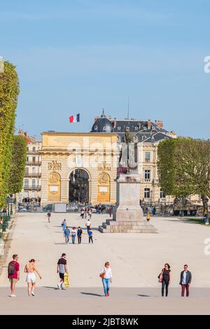 Frankreich, Herault, Montpellier, Place Royale oder Promenade du Peyrou, Triumphbogen oder Peyrou-Tor und die Reiterstatue von Ludwig XIV Stockfoto