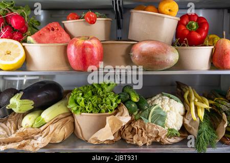 Geöffneter Kühlschrank mit vegetarisch gesundem frischem Obst, Gemüse, reich an Antioxidantien, lebendige Lebensmittel im Kühlschrank. Gesunde Ernährung. Entgiftung. Stockfoto