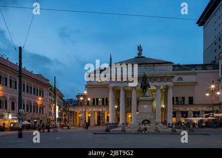 Das Carlo Felice Theater (Teatro Carlo Felice, das Opernhaus in Genua (Genua) mit der Statue von Garibaldi, Italien Stockfoto