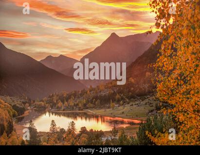 Spanien, Katalonien, Provinz Lerida, Estany de Llebreta im Herbst bei Sonnenuntergang, Boi, Nationalpark Aïgues Tortes Stockfoto