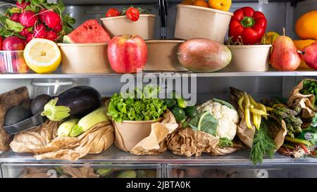 Geöffneter Kühlschrank mit vegetarisch gesundem frischem Obst, Gemüse, reich an Antioxidantien, lebendige Lebensmittel im Kühlschrank. Gesunde Ernährung. Entgiftung. Stockfoto