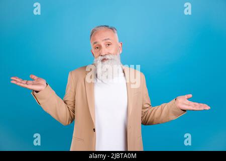 Portrait von attraktiven rätselhaft noblen grauhaarigen Mann zuckend Schultern keine Antwort isoliert über hellen blauen Hintergrund Stockfoto