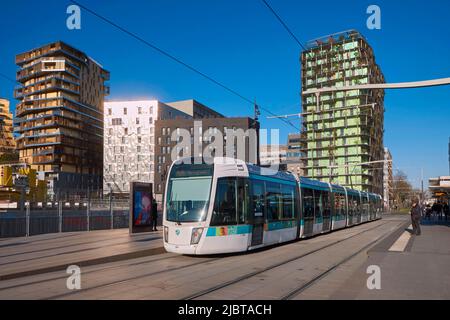 Frankreich, Paris, Paris Rive Gauche, Straßenbahnhaltestelle Avenue de France mit Turm M6B2 und Home Tower im Hintergrund Stockfoto