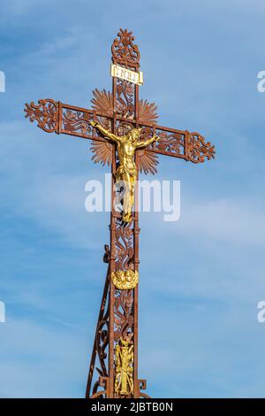 Frankreich, Ain, Ars-sur-Formans, Heiligtum von Ars, dem heiligen Jean-Marie Vianney, schutzpatron aller Priester des Universums, monumentales Kreuz des Jubiläums von 1847 gewidmet Stockfoto