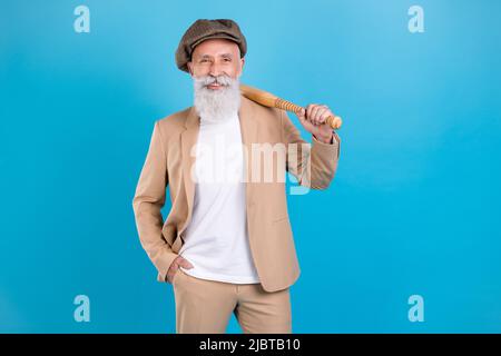 Portrait von attraktiven fröhlich funky grauhaarigen Mann hält Wette tragen kühlen Blick isoliert über hellen blauen Hintergrund Stockfoto